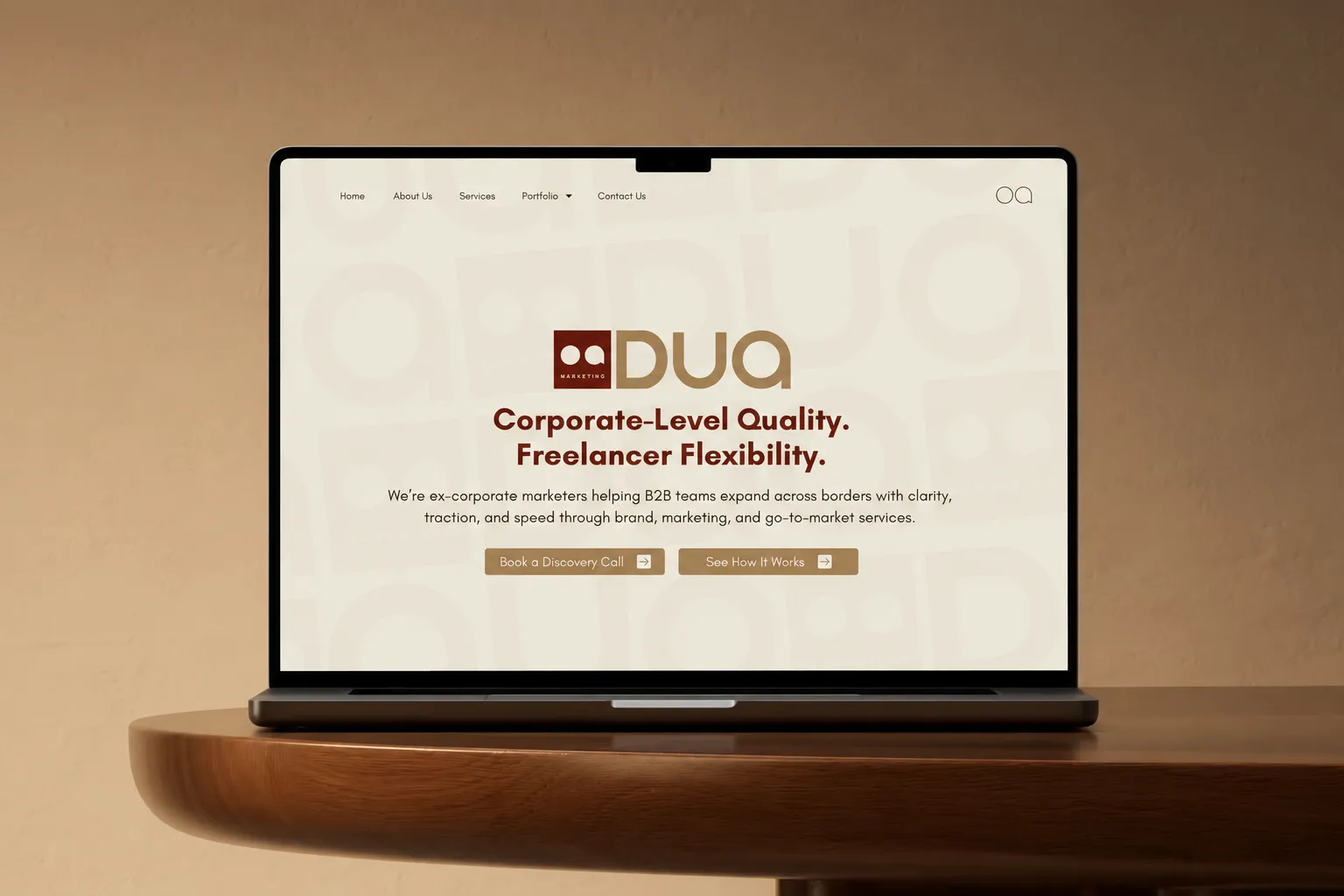Site da DUA Marketing aberto num notebook sobre uma mesa de madeira, com o logotipo e a frase “Corporate-Level Quality. Freelancer Flexibility.”