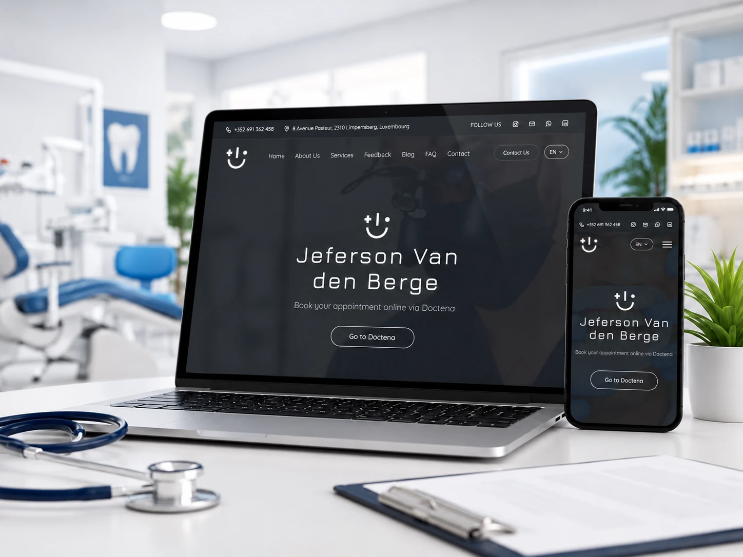 Site do dentista Jeferson Van den Berge, de Luxemburgo, aberto num notebook e no celular, sobre a mesa de um consultório odontológico, ao lado de um estetoscópio
