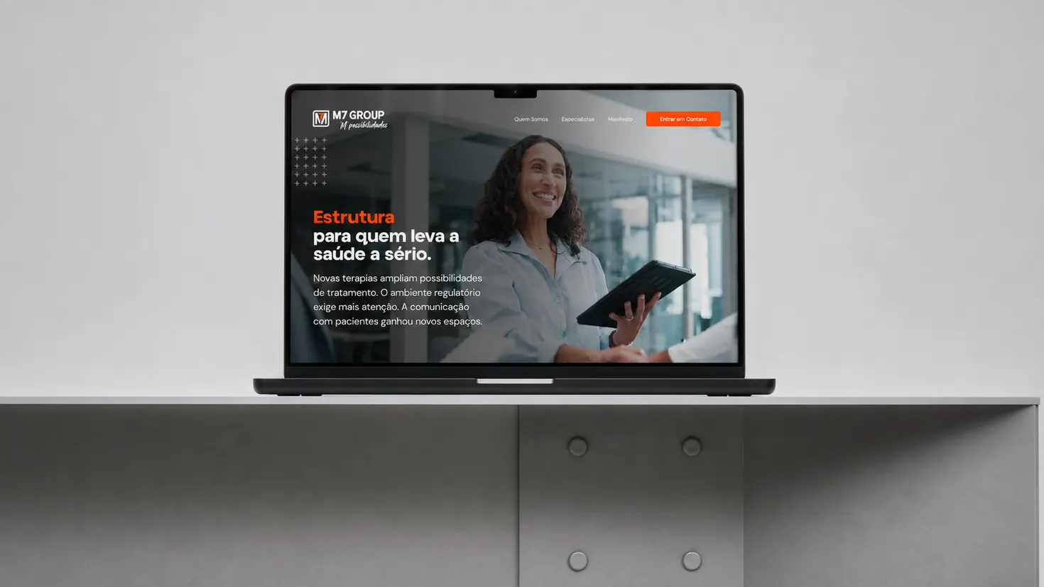 Site da M7 Group aberto num notebook, com a capa “Estrutura para quem leva a saúde a sério”