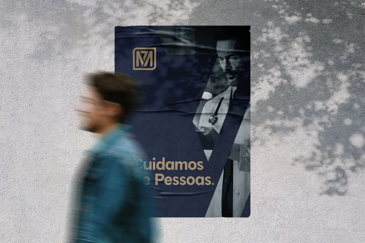 Ícone da M7 Group num cartaz de rua: o monograma M7 em dourado sobre fundo azul-marinho