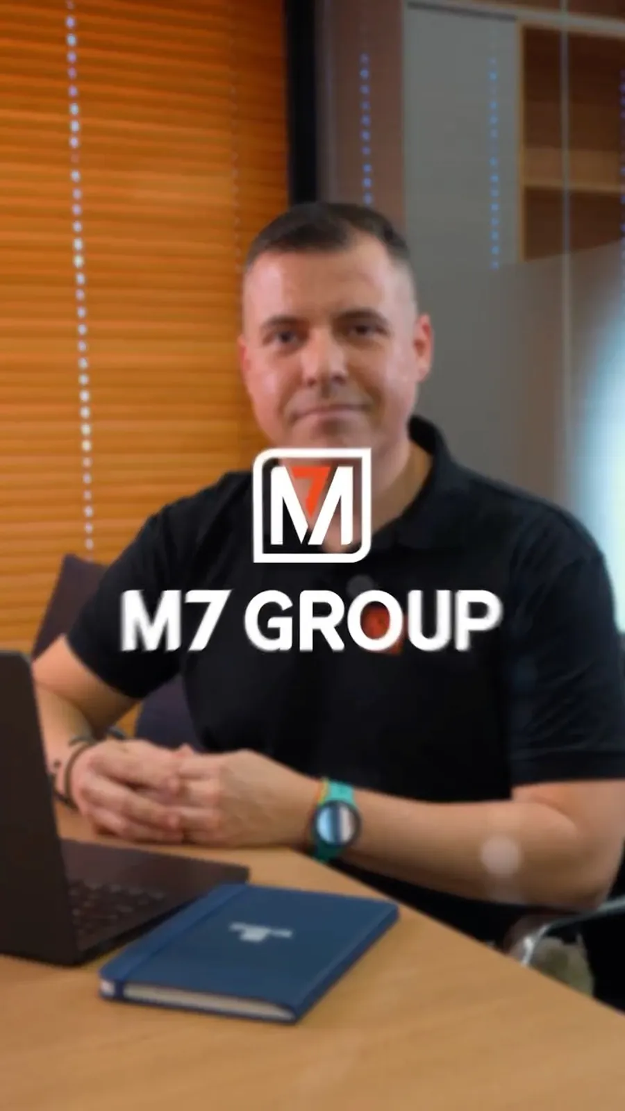 Logotipo da M7 Group aplicado em um vídeo institucional, com o nome e o monograma em branco