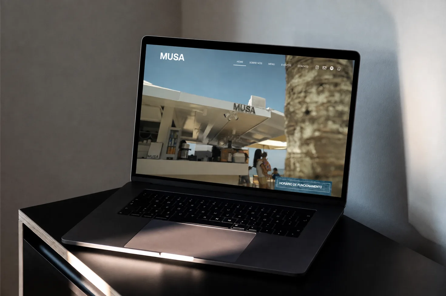 Site do MUSA Rio aberto em um notebook, com a marca em destaque