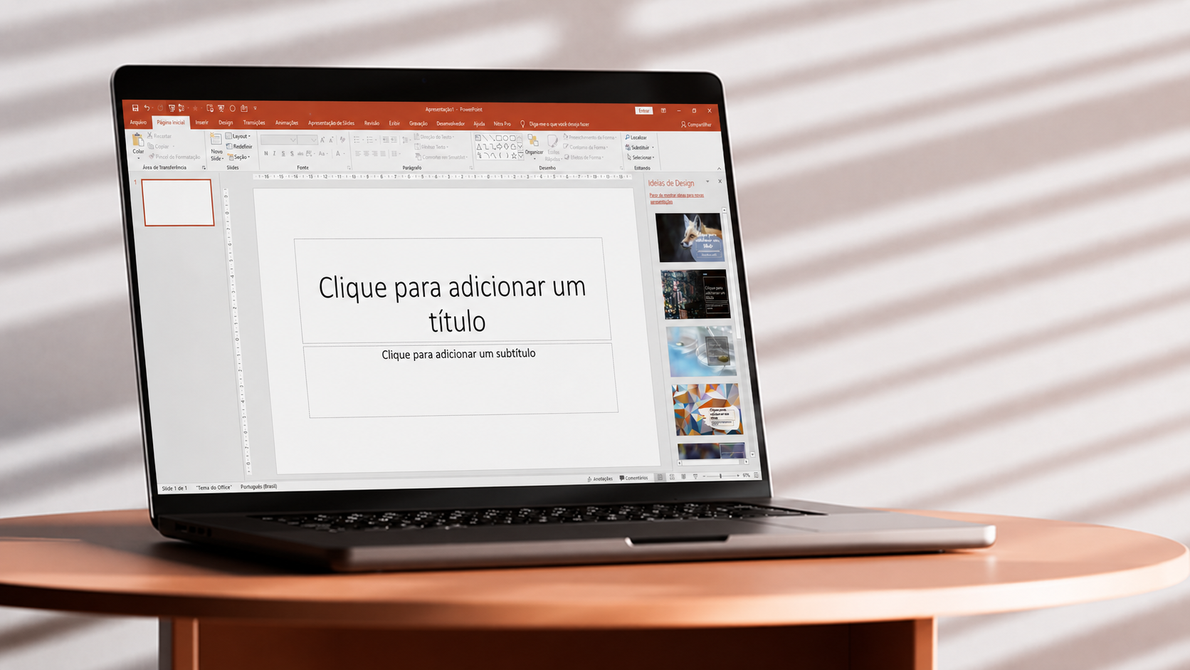 Um PowerPoint em branco aberto no notebook, antes do trabalho de roteiro e design