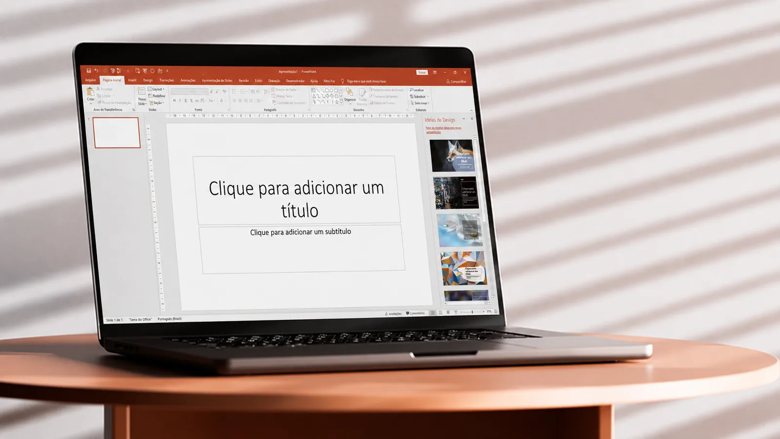 Um PowerPoint em branco aberto no notebook, antes do trabalho de roteiro e design